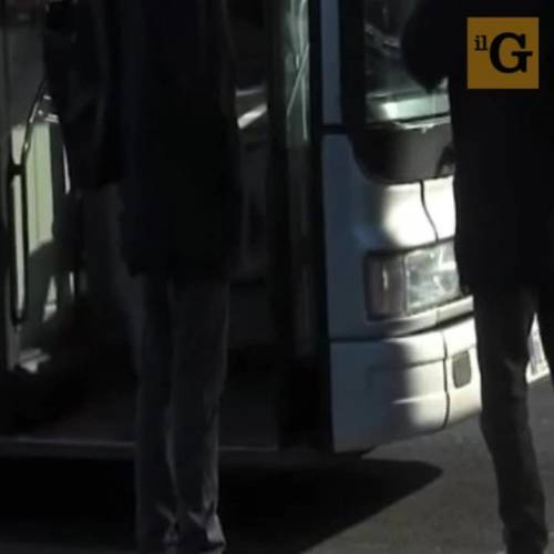 Giovani pestano autista Atac che li aveva rimproverati. I sindacati: "Dateci il taser"