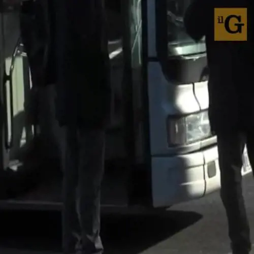 Giovani pestano autista Atac che li aveva rimproverati. I sindacati: "Dateci il taser"
