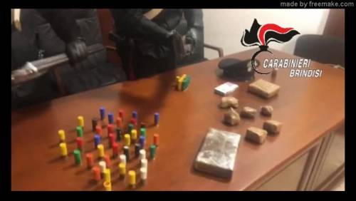 Brindisi, il video dell'arresto dei due uomini che detenevano armi e droga