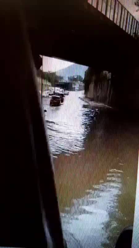 Le immagini delle auto sommerse dalla pioggia