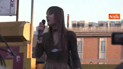 Sardine a Roma, la trans sul palco imita Meloni: "Sono una donna e sono una trans"