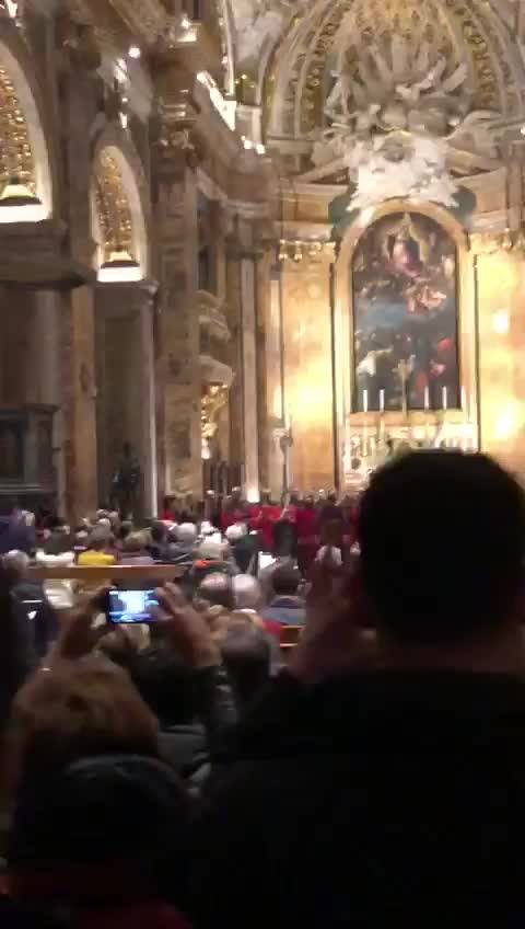 Nella chiesa di San Luigi dei Francesi si canta Bella ciao. È polemica