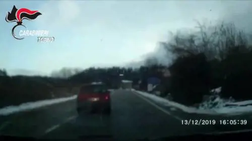 Ruba auto e scappa: l'inseguimento con i militari