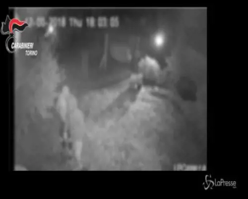 Torino, rapine in abitazioni con foto ricordo