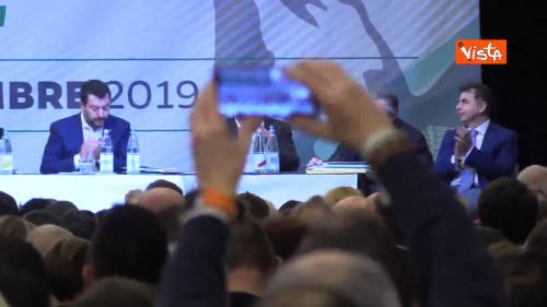 Congresso della Lega, alla fine del discorso Salvini abbraccia Bossi