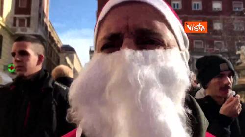 I Babbi Natale ad Ancona contestano Salvini: "Per lui carbone"