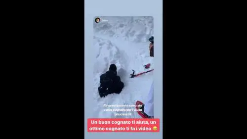 Fedez finisce fuori pista con le ciaspole: "Aiutatemi!" 