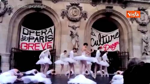 Ballerine dell’Opera di Parigi in strada con Lago dei Cigni contro la riforma delle pensioni 