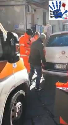 Le immagini dell'ambulanza bloccata da un'auto in sosta vietata