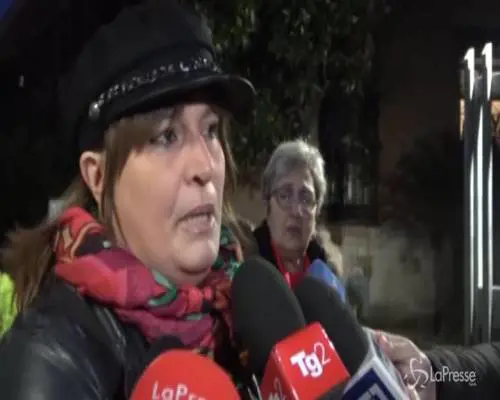 Roma, la preghiera di parenti e amici per Gaia e Camilla
