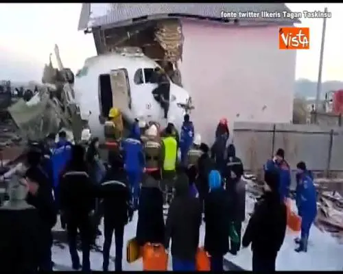 Tragedia in Kazakistan: aereo cade dopo il decollo