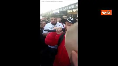 La dedica del neomelodico ai boss