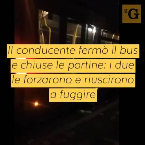 Rapina a studentessa sul bus, giovane accoltellato: catturati i due tunisini