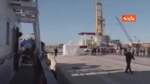 La nave Alan Kurdi approda a Pozzallo: sbarcati 32 naufraghi