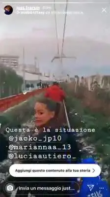 Treno Circumvesuviana in avaria, passeggeri a piedi sui binari