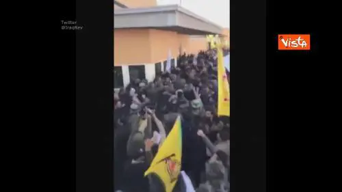 Centinaia di manifestanti iracheni fuori dall’ambasciata americana a Baghdad
