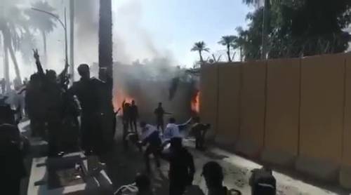 Il momento dell'assalto all'ambasciata Usa in Iraq