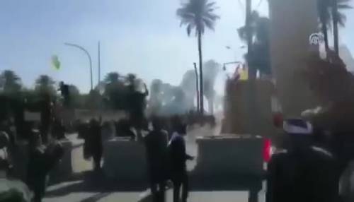La furia dei manifestanti sull'ambasciata Usa in Iraq