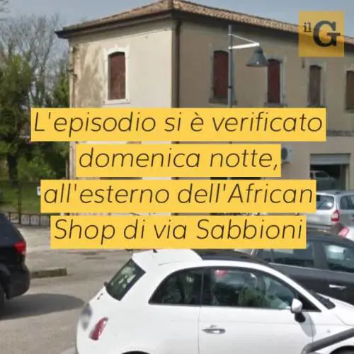 Nigeriani si pestano fuori dal negozio etnico, poi aggrediscono i carabinieri
