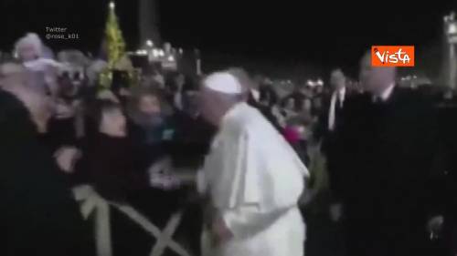 Papa Francesco schiaffeggia sulla mano una fedele che lo strattona
