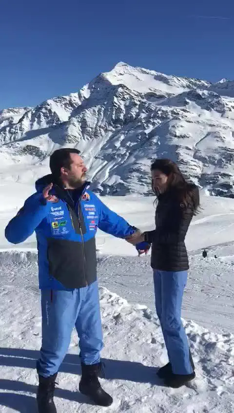 Salvini fa la parodia del Papa: gli schiaffi diventano carezze