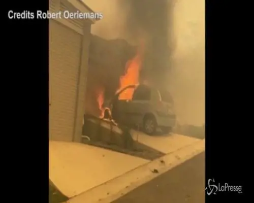 Incendi in Australia: in bici tra i roghi con le maschere da sub