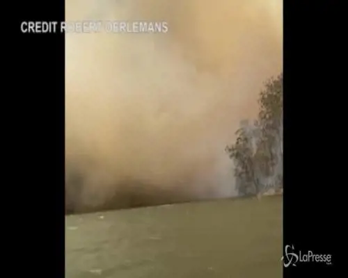 Incendi in Australia: i roghi al lago Conjola ripresi da una barca
