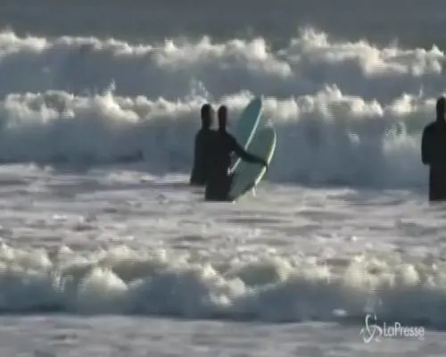 Usa, la candidata Dem sfida in surf le gelide onde dell'Atlantico