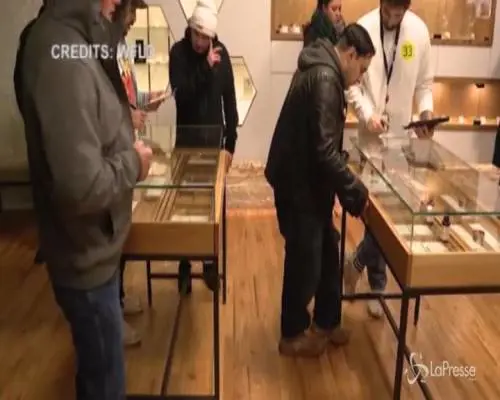 L'Illinois legalizza la marijuana: code fuori dal negozio a Chicago