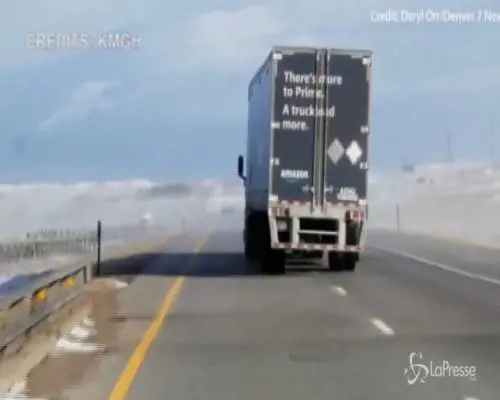 Colorado, il camion oscilla pesantemente piegato dal vento
