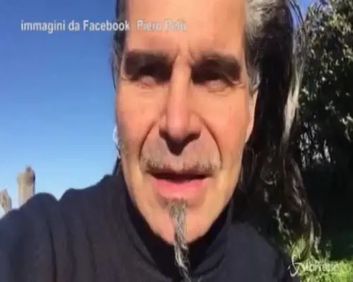 Piero Pelù volontario per pulire la spiaggia della Feniglia