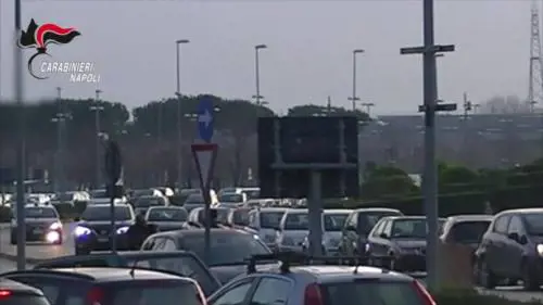 14enne accoltellato da baby gang, presi 3 minori: carabinieri nel parcheggio dell'aggressione