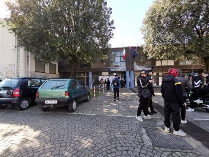 Studenti intossicati dai roghi di rifiuti, una discarica vicino alla scuola