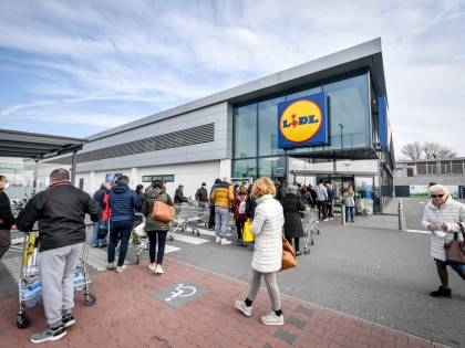 Code al supermercato nella zona rossa colpita dal coronavirus