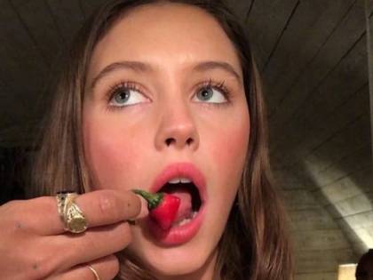 La figlia di Jude Law mostra il seno