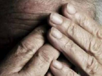 Maltrattava il nonno da 3 anni, denunciato 26enne reggiano