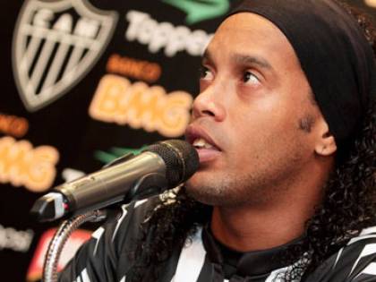 Ronaldinho beve la Pepsi: la Coca Cola lo scarica