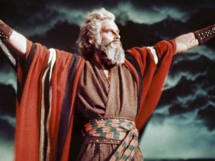 Hollywood si affida a Dio ma mette la Bibbia in burla
