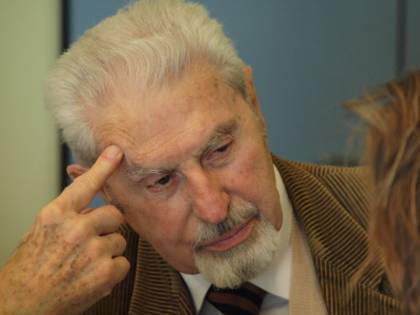 Crisi, Segre: "Il suicidio è un atto di guerra"