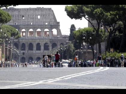 Donare "pane e giochi" crea la comunità (e non è demagogia)