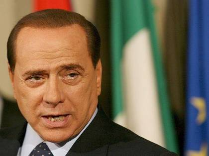 Berlusconi cade mentre fa jogging: spalla e polso contusi