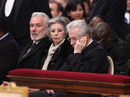 Monti al telefonino durante la messa