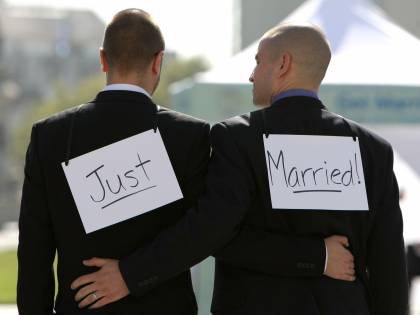 Renzi taglia la reversibilità alle vedove e la estende alle coppie gay