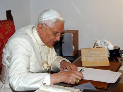 Perché il Papa si è dimesso? Dalle guerre di potere al "dossier segreto"