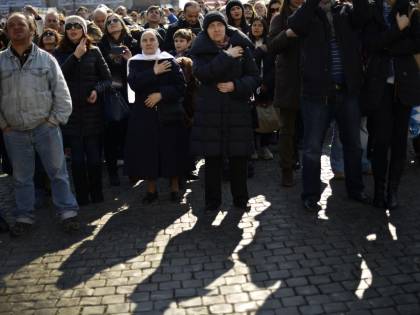 I fedeli abbracciano il Papa
