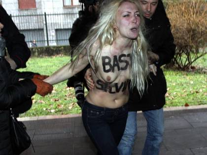 L'atrresto delle attiviste Femen dopo il blitz al seggio