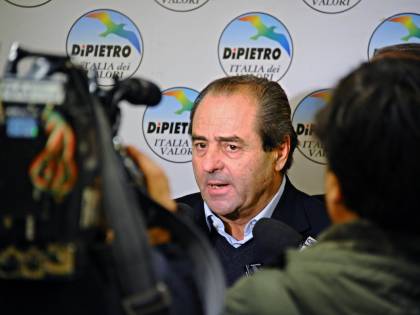 "L'Idv si è sciolto". La fine del leader Di Pietro