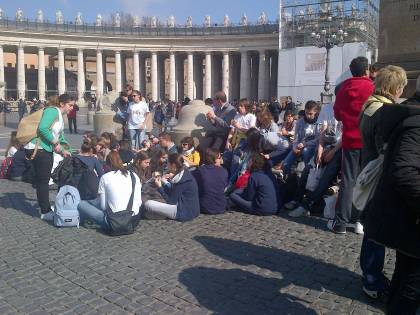 Il popolo dei fedeli prega il Pontefice che non c'è