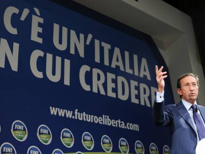 Fini tiene ancora in vita il Fli e non vuole parlare di colpe perché il responsabile è lui