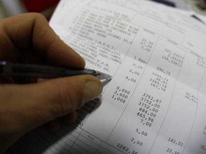 Il figlio si uccide, la finanziaria le chiede i soldi